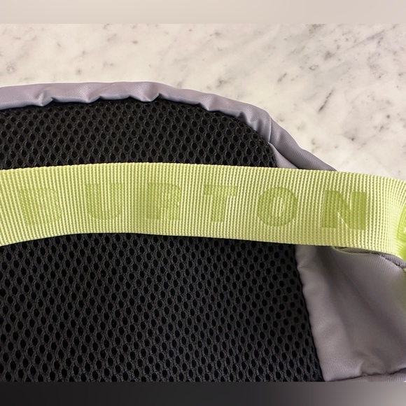 Authentic Burton Nerka Hip Pack (Fanny Pack) in grey and neon green - Picture 8 of 8